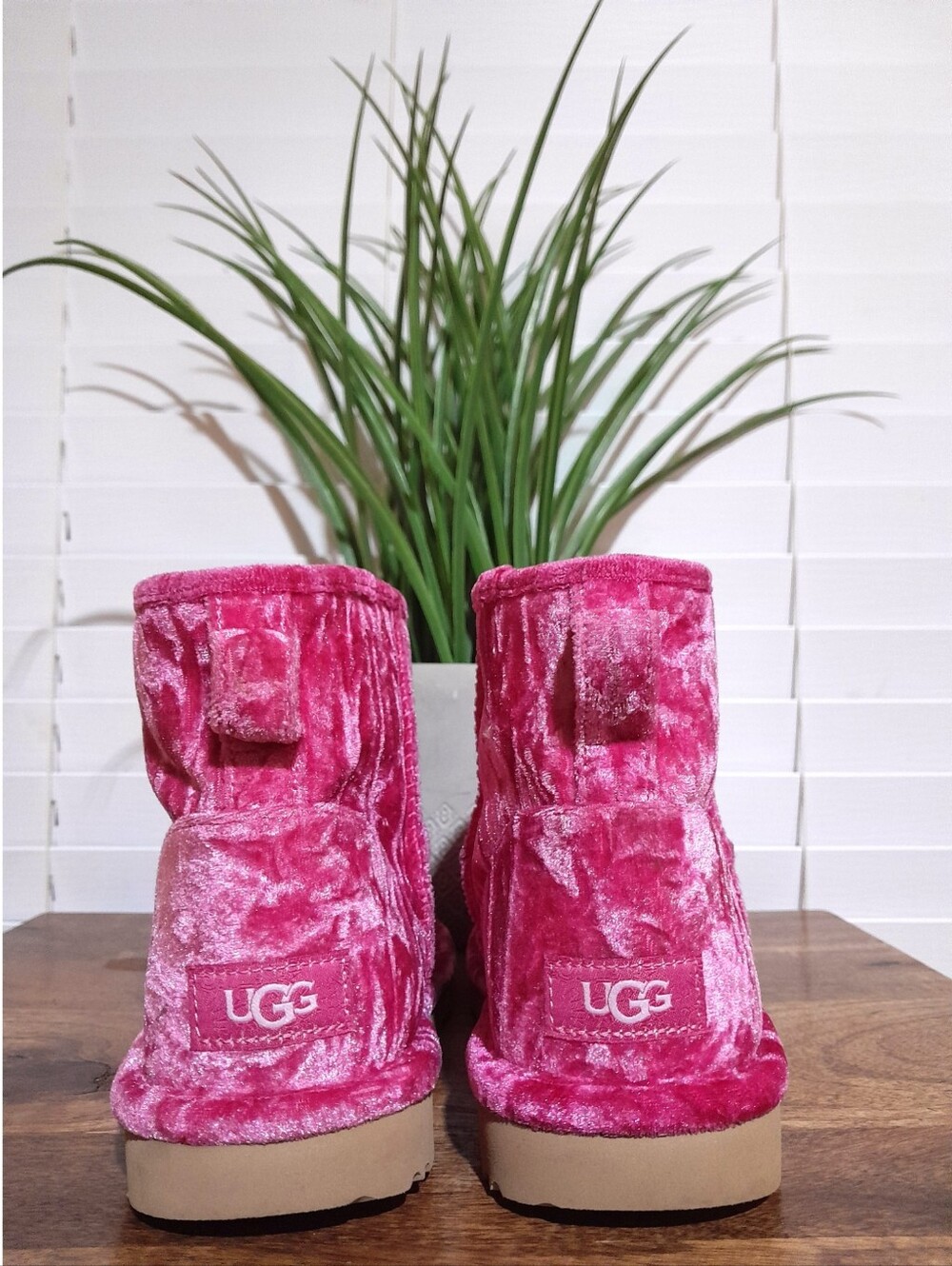 UGG mini bright  pink velvet youth 5 fits women's 6.5